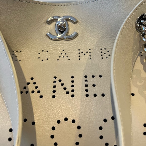 Chanel calfskin leather shopping tote with shoulder strap and separate handle - Picture 2 of 8